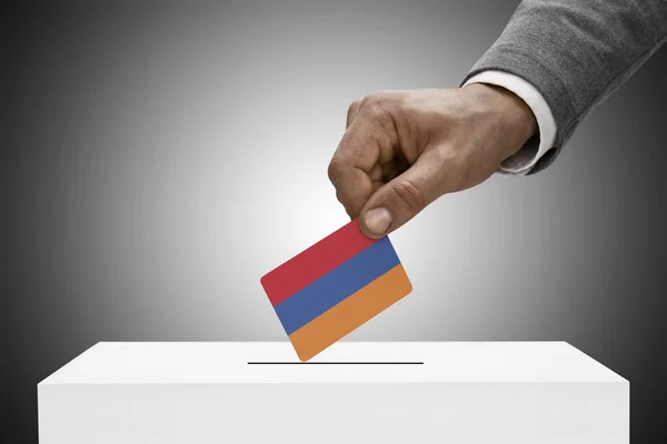 Czarny mężczyzna trzyma flagę. Głosowania koncepcja - Armenia — Zdjęcie stockowe