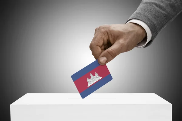 Siyah bayrak tutan erkek. Kavram - Kamboçya oylama — Stok fotoğraf
