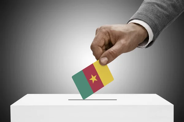 Siyah bayrak tutan erkek. Kavram - Kamerun oylama — Stok fotoğraf
