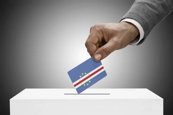 Black masculino segurando a bandeira. Votação-conceito - Cabo Verde — Fotografia de Stock