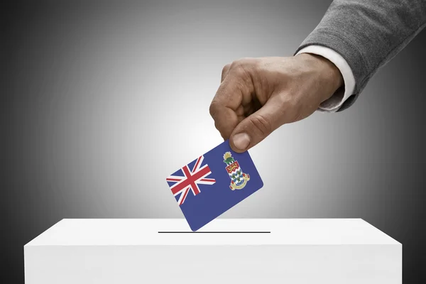 Siyah bayrak tutan erkek. Kavram - Cayman Adaları oylama — Stok fotoğraf