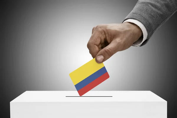 Черный мужчин Холдинг флаг. Голосования концепции - Колумбия — стоковое фото