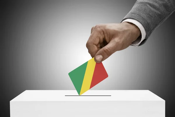 黒人男性のフラグを保持します。コンセプト コンゴ共和国 - コンゴ共和国の投票 — ストック写真