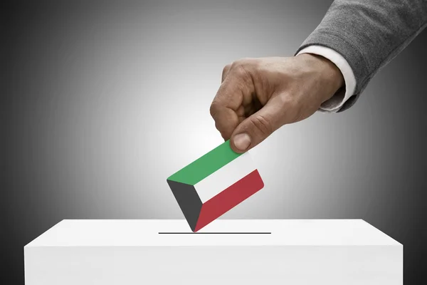 Zwarte mannelijke vlag houden. Stemmen concept - Koeweit — Stockfoto