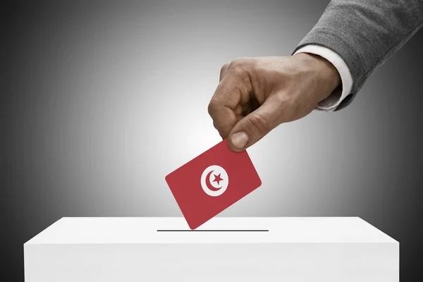 Чорний чоловік тримає прапор. Голосування концепції - Туніс — стокове фото