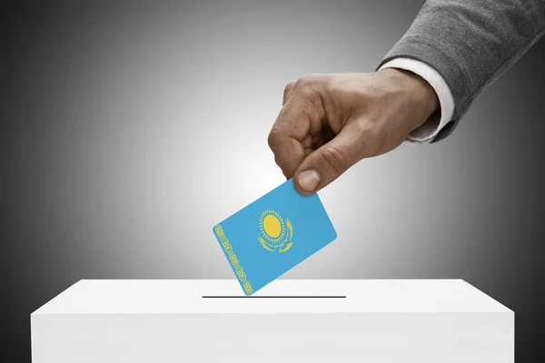 Maschio che tiene bandierina nero. Voto concetto - Kazakistan — Foto Stock