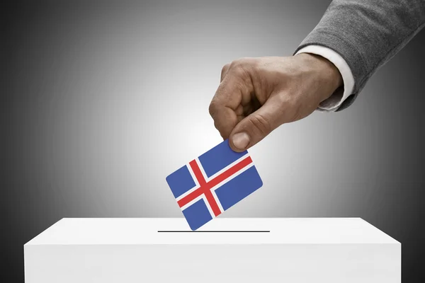 Czarny mężczyzna trzyma flagę. Głosowania koncepcja - Islandia — Zdjęcie stockowe