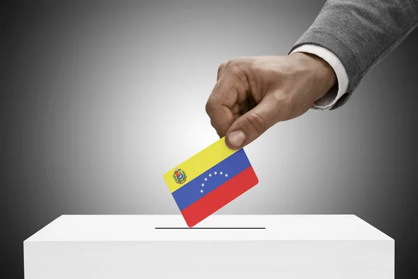 Черный мужчин Холдинг флаг. Голосования концепции - Венесуэла — стоковое фото