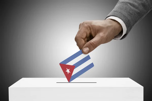 Black masculino segurando a bandeira. Votação-conceito - Cuba — Fotografia de Stock