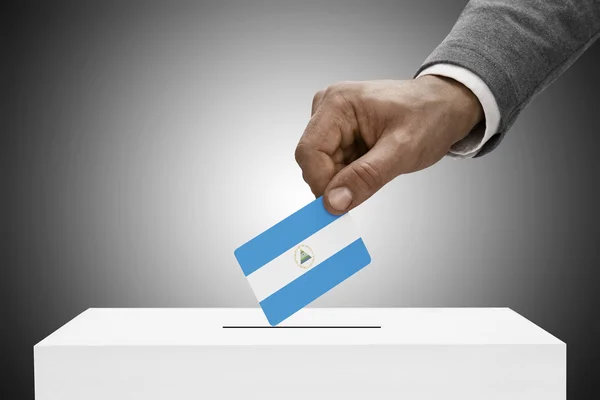 Black masculino segurando a bandeira. Votação-conceito - Nicarágua — Fotografia de Stock