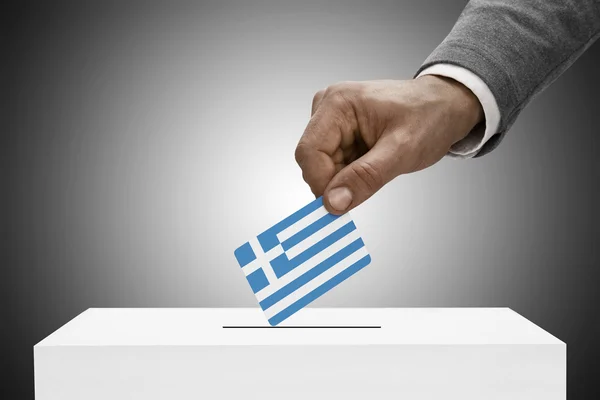 Czarny mężczyzna trzyma flagę. Głosowania koncepcja - Grecja — Zdjęcie stockowe