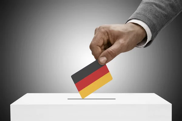 Černý muž drží vlajky. Hlasování koncept - Německo — Stock fotografie