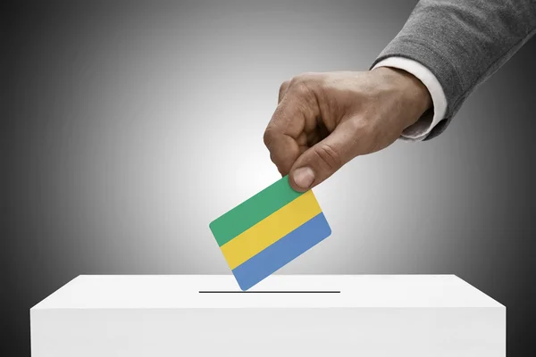 Maschio che tiene bandierina nero. Voto concetto - Gabon — Foto Stock