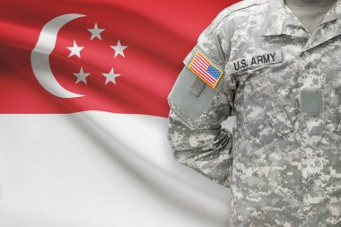 Arka plan - Singapur bayrağı ile Amerikan askeri