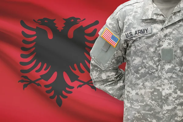 ทหารอเมริกันที่มีธงบนพื้นหลัง แอลเบเนีย — ภาพถ่ายสต็อก