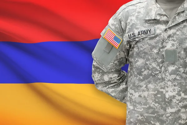 Amerikaanse soldaat met vlag op achtergrond - Armenië — Stockfoto