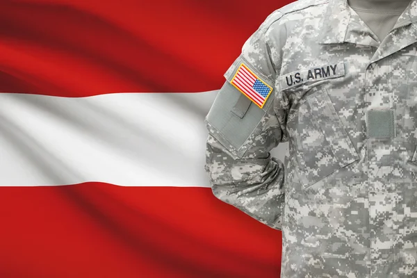 Amerikansk soldat med flagga på bakgrund - Österrike — Stockfoto