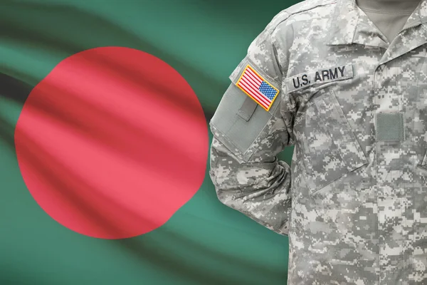 Amerikaanse soldaat met vlag op achtergrond - Bangladesh — Stockfoto