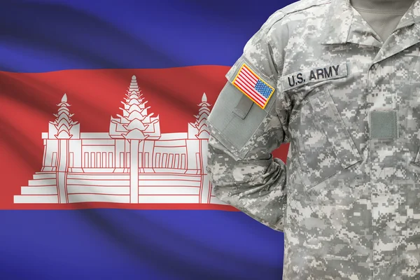 Amerikanischer Soldat mit der Fahne auf Hintergrund - Kambodscha — Stockfoto