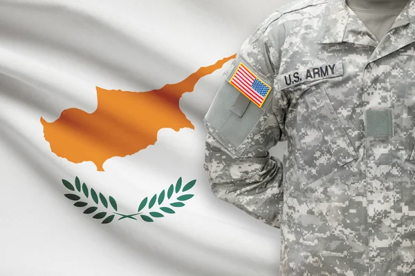 Soldado americano con bandera sobre fondo - Chipre —  Fotos de Stock