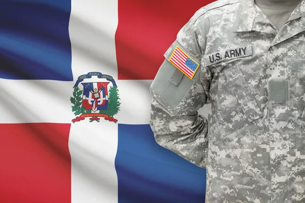 Soldato americano con la bandierina su priorità bassa - Repubblica Dominicana — Foto Stock