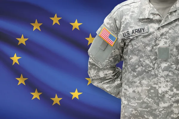 Soldado americano con bandera sobre fondo - Unión Europea - UE — Foto de Stock