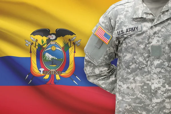 Amerikanischer Soldat mit der Fahne auf Hintergrund - Ecuador — Stockfoto