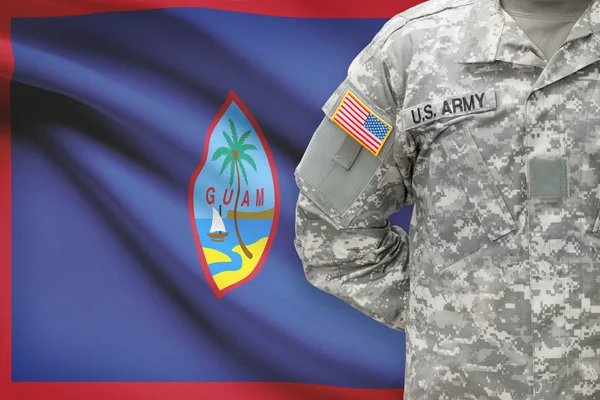 Soldado americano con bandera sobre fondo - Guam — Foto de Stock