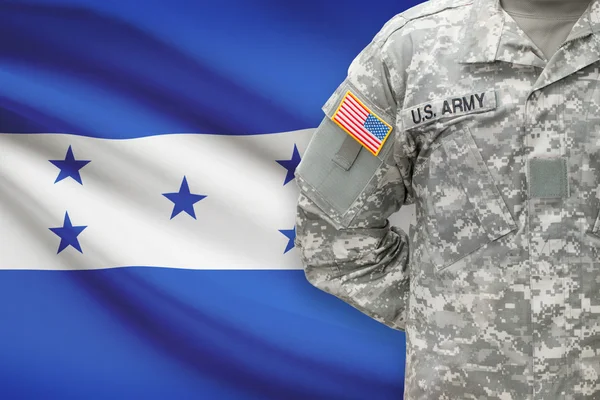 Американский солдат с флагом на фоне - Гондурас — стоковое фото