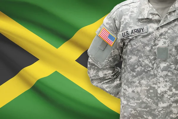 Amerikansk soldat med flagga på bakgrund - Jamaica — Stockfoto