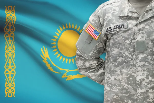 Amerikaanse soldaat met vlag op achtergrond - Kazachstan — Stockfoto