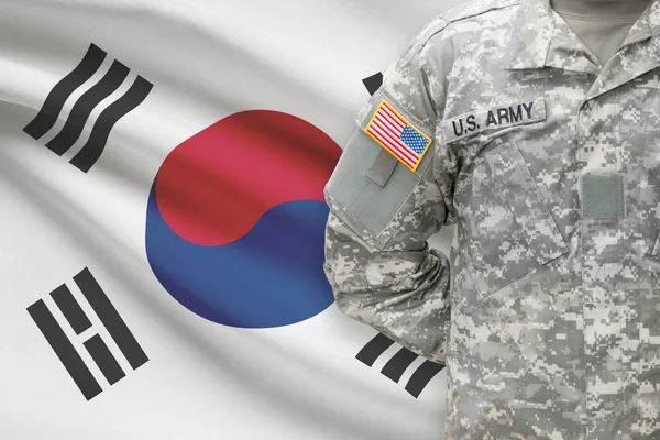 Soldado americano com bandeira no fundo - Coreia do Sul — Fotografia de Stock