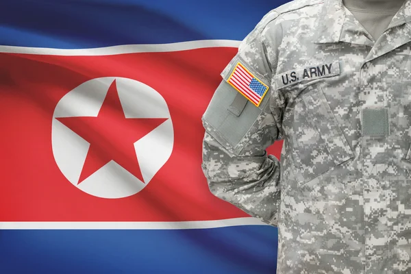 Amerykański żołnierz z flagi na tle - Korea Północna — Zdjęcie stockowe