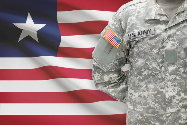 Soldado americano con bandera sobre fondo - Liberia — Foto de Stock