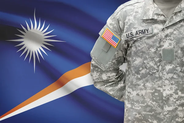 Amerikaanse soldaat met vlag op achtergrond - Republiek van de Marshalleilanden — Stockfoto