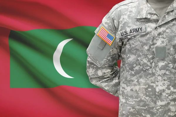 Американский солдат с флагом на фоне - Мальдивы — стоковое фото