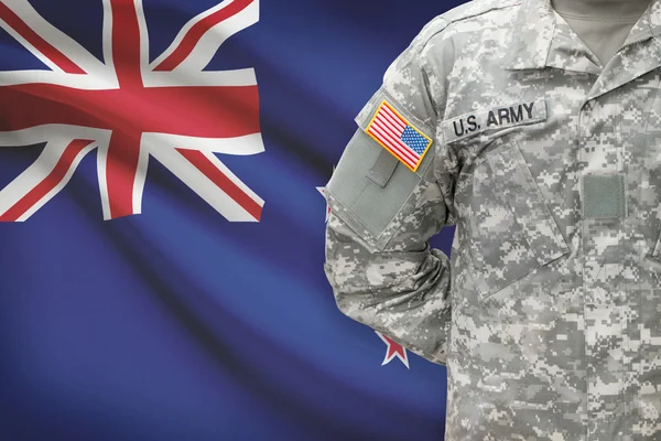 Amerikansk soldat med flagga på bakgrund - Nya Zeeland — Stockfoto