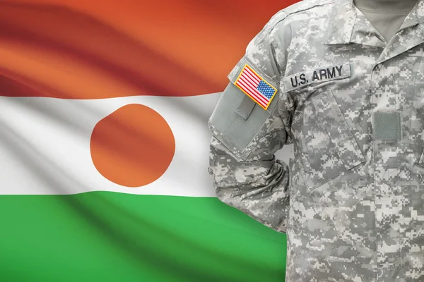 Americký voják s vlajkou na pozadí - Niger — Stock fotografie