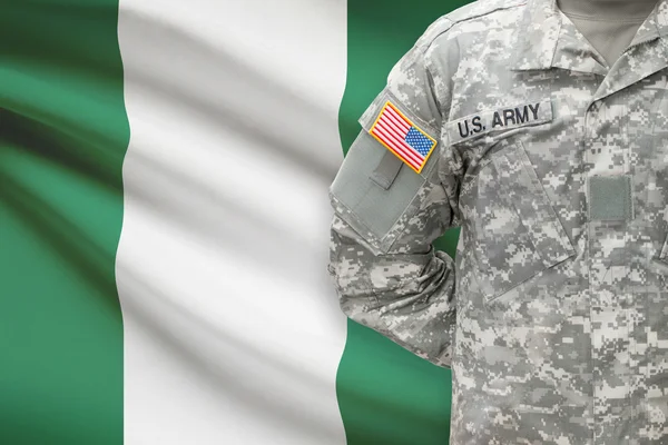 Amerikansk soldat med flagga på bakgrund - Nigeria — Stockfoto