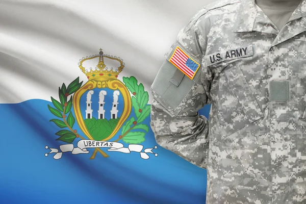 Soldado americano con bandera sobre fondo - San Marino — Foto de Stock