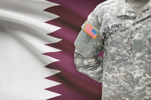 Soldado americano con bandera sobre fondo - Qatar —  Fotos de Stock