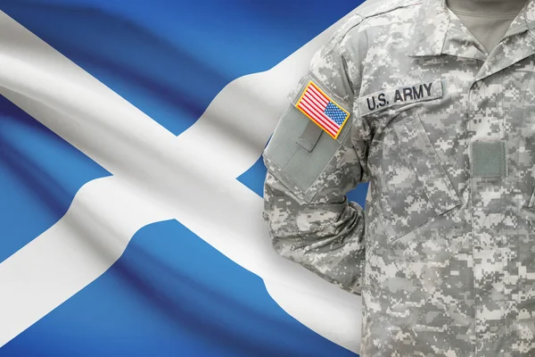 Soldado americano con bandera sobre fondo - Escocia — Foto de Stock