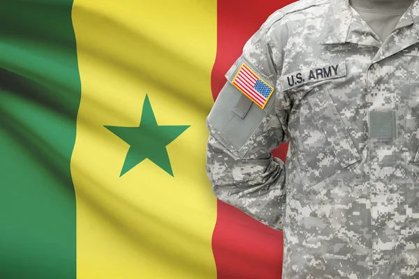 Americký voják s vlajkou na pozadí - Senegal — Stock fotografie