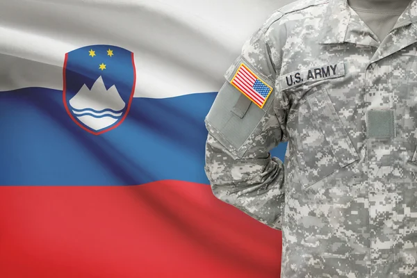 Amerikaanse soldaat met vlag op achtergrond - Slovenië — Stockfoto