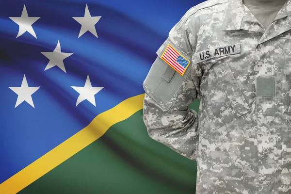 Soldado americano con bandera sobre fondo - Islas Salomón — Foto de Stock