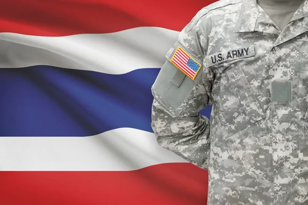 Soldado americano con bandera sobre fondo - Tailandia — Foto de Stock