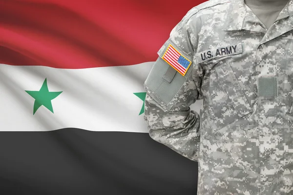 Amerikaanse soldaat met vlag op achtergrond - Syrië — Stockfoto