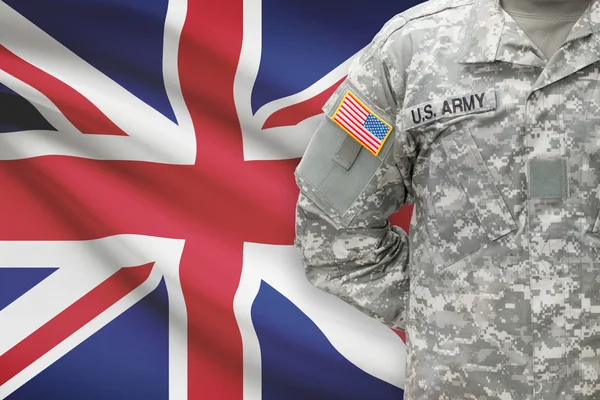 Amerikaanse soldaat met vlag op achtergrond - Verenigd Koninkrijk — Stockfoto