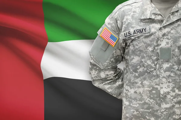 Americký voják s vlajkou na pozadí - Spojené arabské emiráty — Stock fotografie