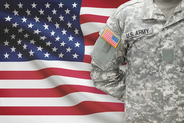 Американский солдат с флагом на фоне - Соединенные Штаты Америки — стоковое фото